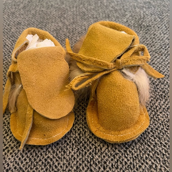 NWOT infant moccasins with fur. - Picture 2 of 6